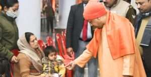 सीएम योगी से मिलने के बाद महिला की भर आईं आंखें