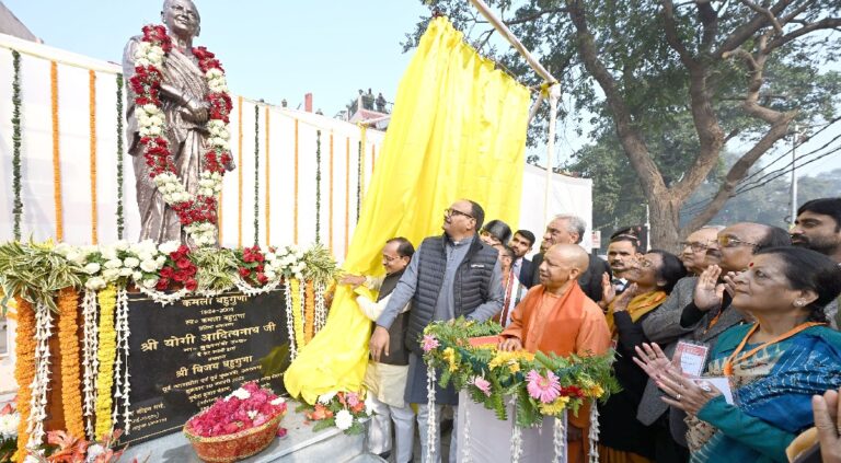 सीएम योगी ने समाजसेवी कमला बहुगुणा की प्रतिमा का किया अनावरण