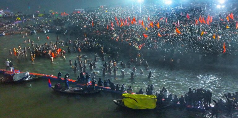 कड़ाके की ठंड में भी मकर संक्रांति पर महाकुम्भ में उमड़ा आस्था का जनसैलाब