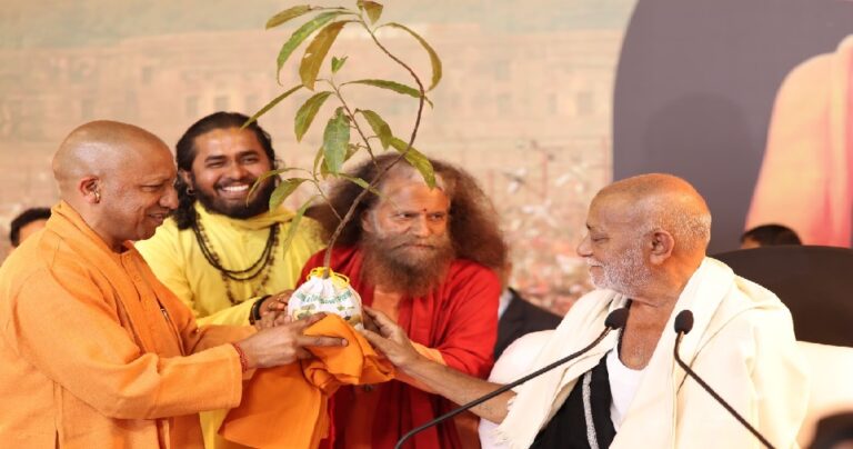 श्री मोरारी बापू के शिविर में पहुंचे सीएम योगी