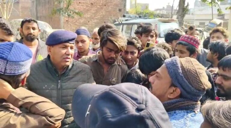 पुलिस चौकी में हिरासत में युवक की मौत पर गुस्साएं परिजनों ने काटा हंगामा