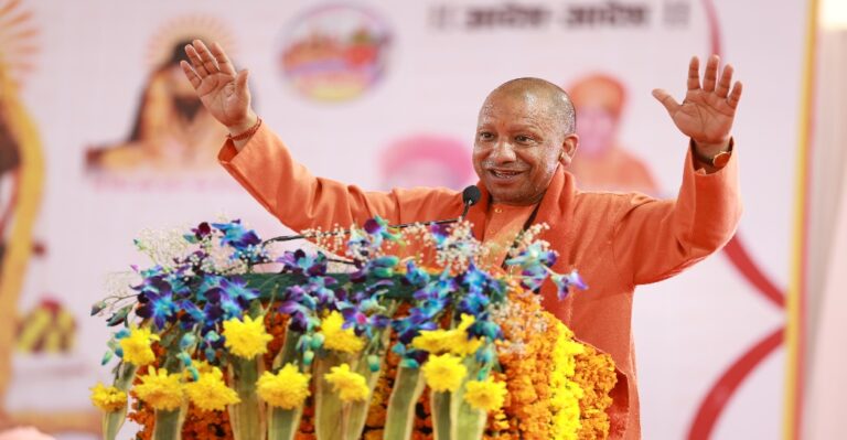 सनातन धर्म एक विराट वट वृक्ष, इसकी तुलना किसी झाड़ और झंखाड़ से नहींः सीएम योगी
