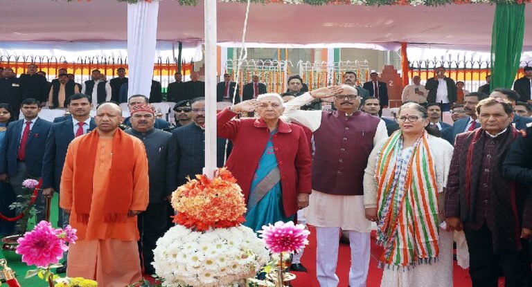 राज्यपाल आनंदीबेन ने फहराया तिरंगा, राष्ट्रगान के दौरान हेलीकाॅप्टर से होती रही पुष्प वर्षा