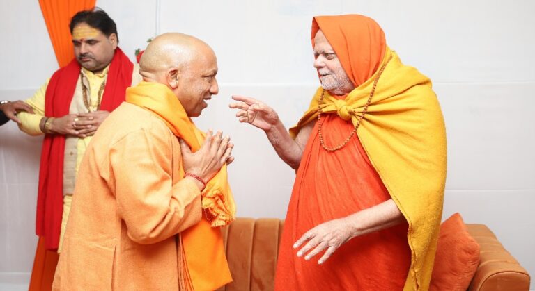 महाकुम्भ में संत-समागम, पूज्य शंकराचार्य से उनके शिविर में सीएम योगी ने की भेंट