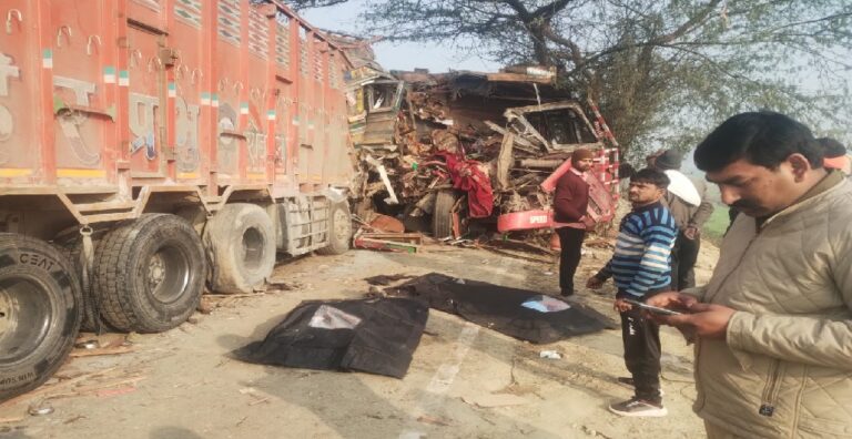डंपर और ट्रक की टक्कर में तीन की मौत, चार घायल
