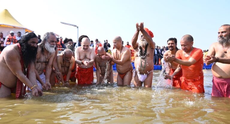 केंद्रीय गृहमंत्री अमित शाह पहुंचे महाकुम्भ, संगम में लगाई डुबकी
