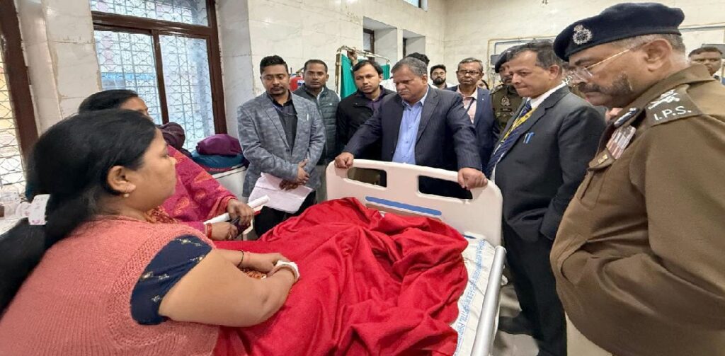 महाकुंभ : घायल श्रद्धालुओं से मिले मुख्य सचिव व डीजीपी, दिये निर्देश
