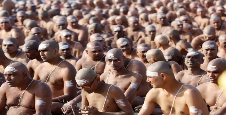 नागा संन्यासियों की दीक्षा का साक्षी बना महाकुम्भ का गंगा तट