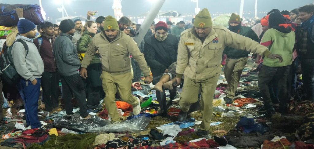 महाकुम्भ में दुःखद हादसे के बाद रूका अमृत स्नान, संतों ने की अपील