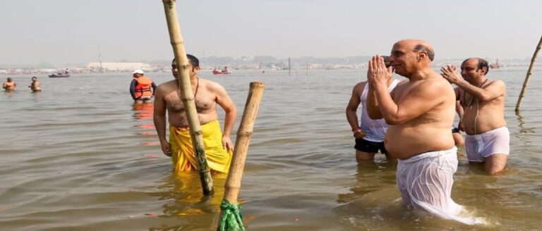 रक्षा मंत्री राजनाथ सिंह ने महाकुम्भ में पवित्र संगम में लगाई आस्था की डुबकी