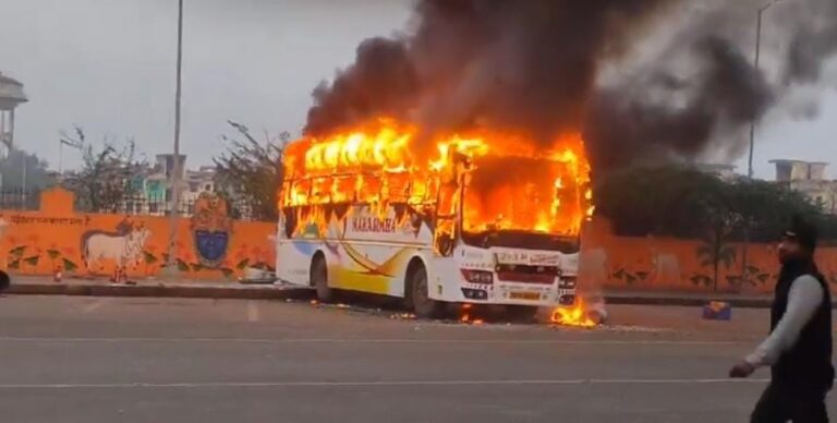 महाकुंभ से लौटी बस में लगी आग, बुजुर्ग की जलकर मौत