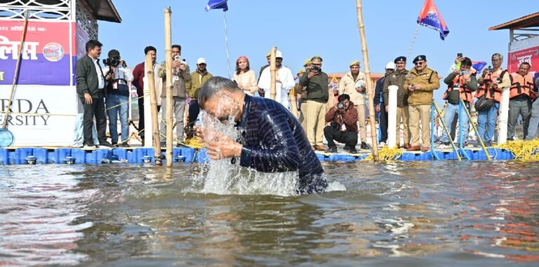 डीजीपी ने संगम में लगाई आस्था की डुबकी