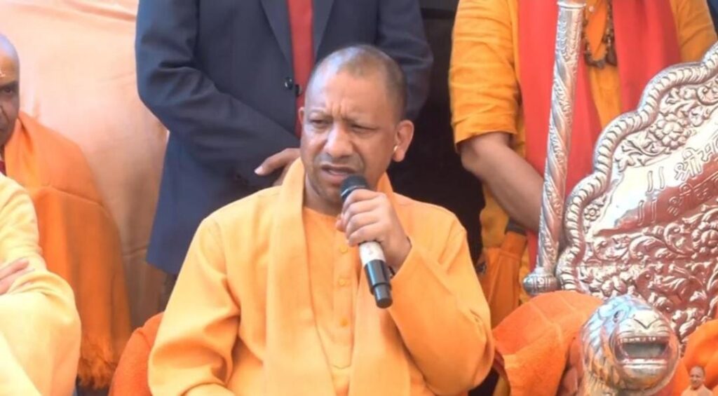 मुख्यमंत्री योगी ने कुम्भमेला क्षेत्र का किया हवाई सर्वेक्षण