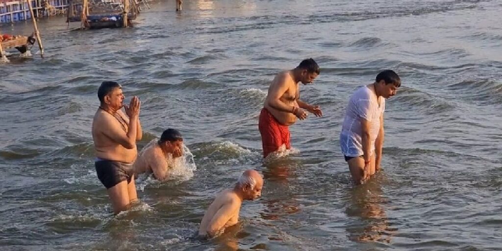 संघ के सरकार्यवाह दत्तात्रेय होसबाले ने संगम में लगाई आस्था की डुबकी