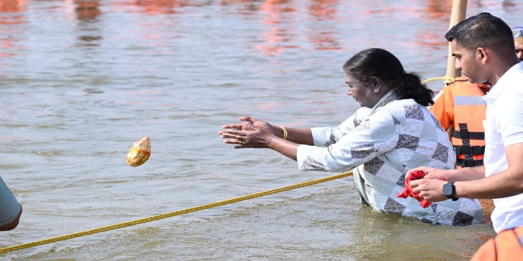 महाकुम्भ में महामहिम ने भी लगाई आस्था की डुबकी