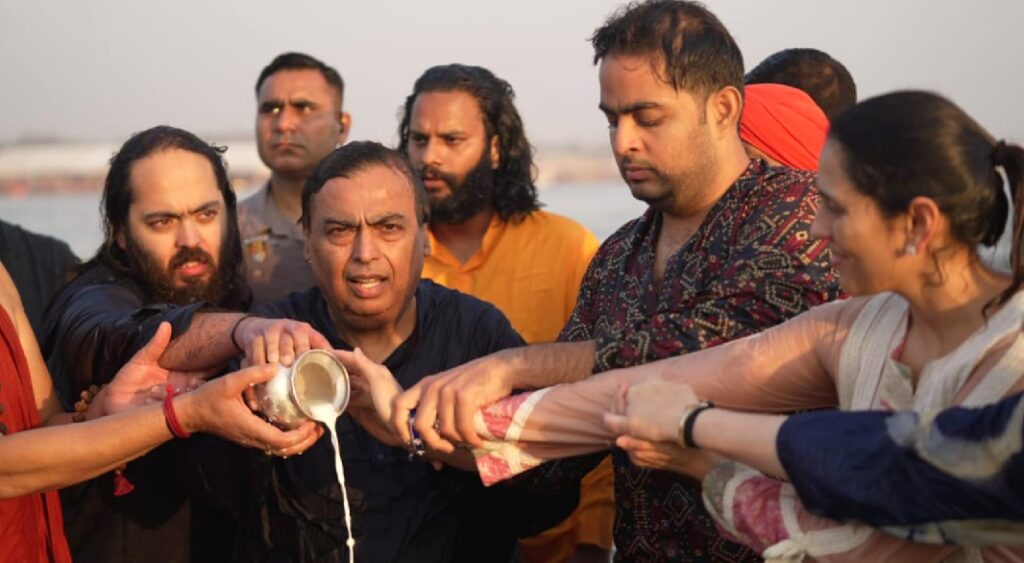 चार पीढ़ियों संग महाकुंभ पहुंचे मुकेश अंबानी, संगम में लगाई डुबकी