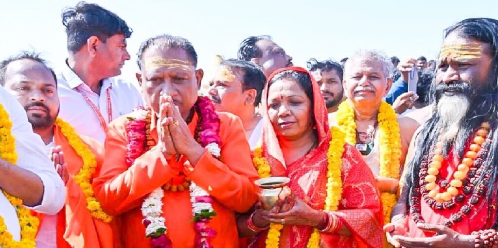 छत्तीसगढ़ के राज्यपाल व सीएम ने कैबिनेट संग संगम में लगाई डुबकी