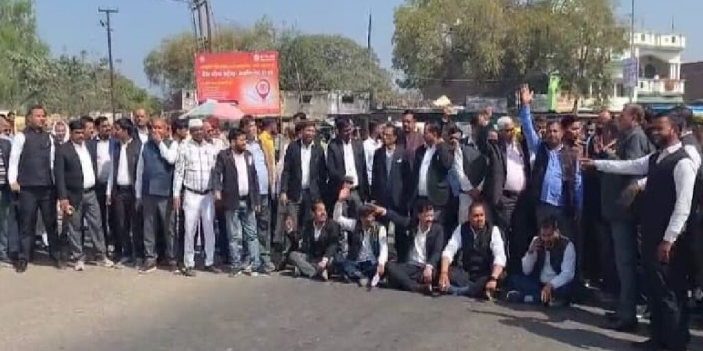 लखनऊ बार एसोसिएशन का एडवोकेट एक्ट संशोधन बिल 2025 के विरोध में प्रदर्शन