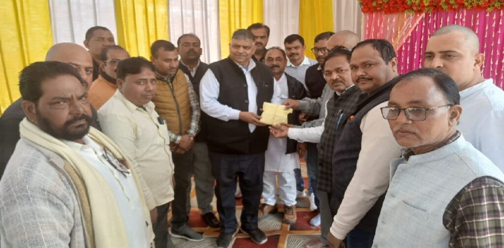 नगरा के शिक्षक व शिक्षामित्र की नेक पहल : मृतक के परिजनों को सौंपा 1.09 लाख