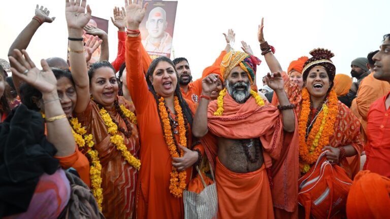 त्रिवेणी संगम में पवित्र स्नान कर निहाल हुए विदेशी श्रद्धालु