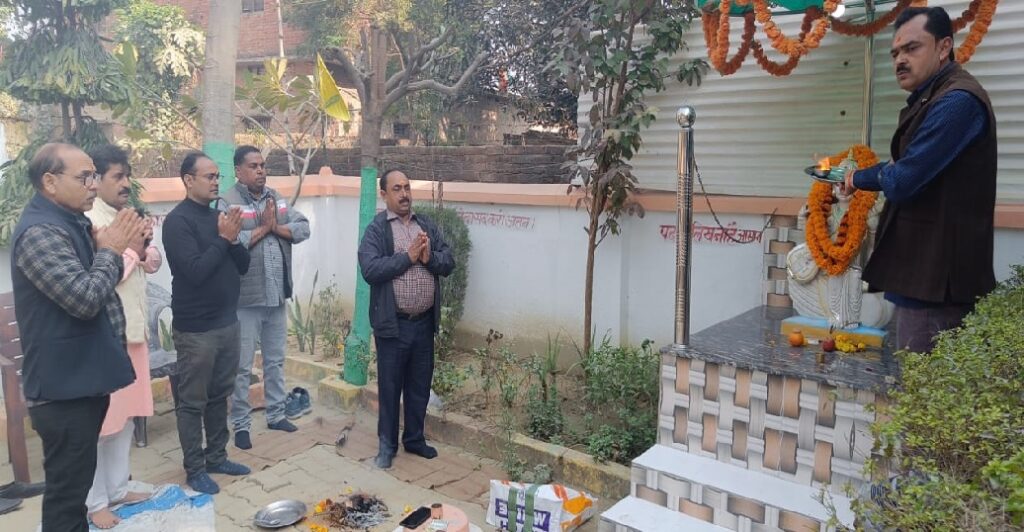 बलिया:बसंत पंचमी पर बच्चों ने लिया मां सरस्वती का आशीर्वाद