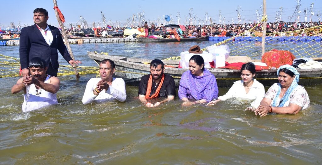 हरियाणा के सीएम नायब सिंह सैनी ने सपरिवार किया संगम स्नान