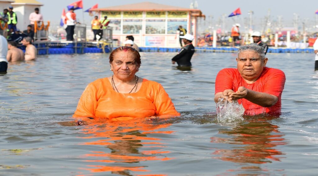 उप राष्ट्रपति जगदीप धनखड़ ने परिवार संग संगम में लगाई डुबकी