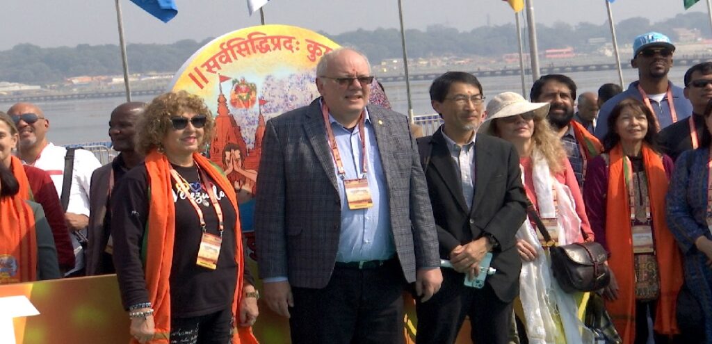 73 देशों के राजनयिक पहुंचे प्रयागराज, संगम में लगाई डुबकी