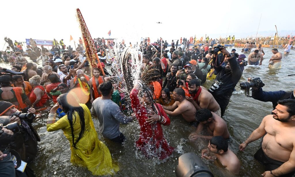 नागा साधुओं के अद्भुत प्रदर्शन ने हर किसी को किया मंत्र मुग्ध,स्नान देखने को उमड़ी भीड़
