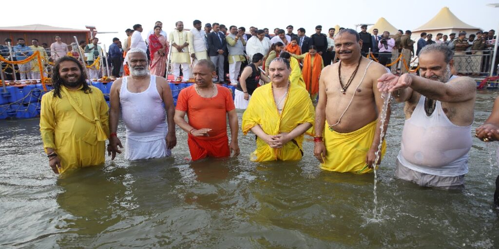 भाजपा के राष्ट्रीय अध्यक्ष जेपी नड्डा ने संगम में लगाई पावन डुबकी