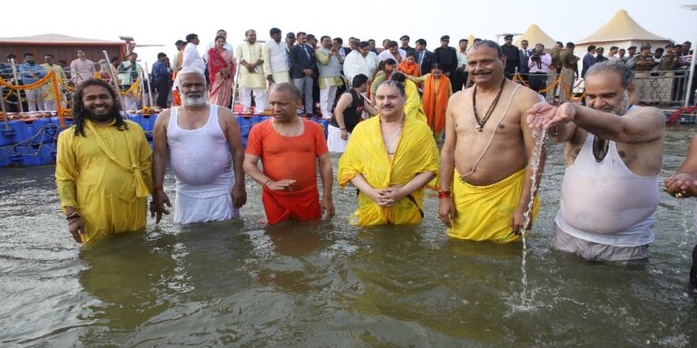 भाजपा के राष्ट्रीय अध्यक्ष जेपी नड्डा ने संगम में लगाई पावन डुबकी