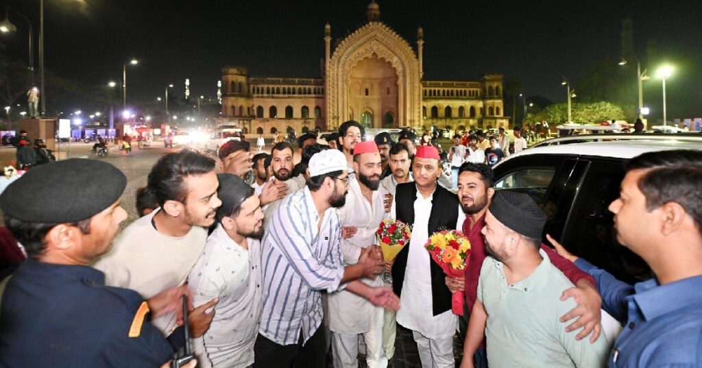 ईद-उल-फितर पर मांगी गयी अमन चैन की दुआ, अखिलेश यादव ने की सेवईयों की तारीफ