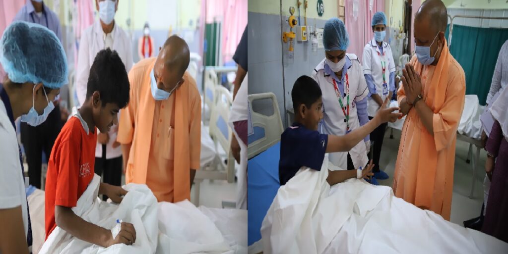 बीमार बच्चों को देखने लोकबंधु अस्पताल पहुंचे सीएम योगी, बच्चों से किया बातचीत