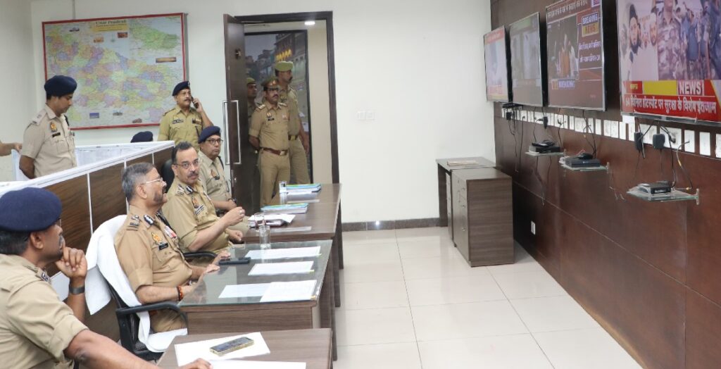 नियंत्रण कक्ष में बैठकर खुद डीजीपी ने की अलविदा नमाज की मॉनीटरिंग