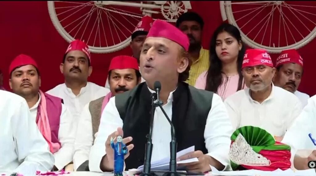 अखिलेश यादव ने मस्जिदों को ढकवाने पर बीजेपी सरकार को घेरा