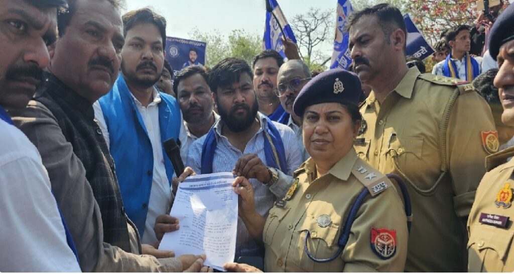 आजाद समाज पार्टी के कार्यकर्ताओं ने लखनऊ में किया प्रदर्शन