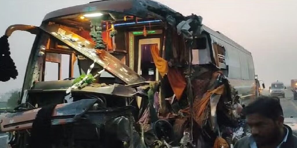 आगरा में भीषण सड़क हादसा, चार की मौत, सीएम ने जताया दुख