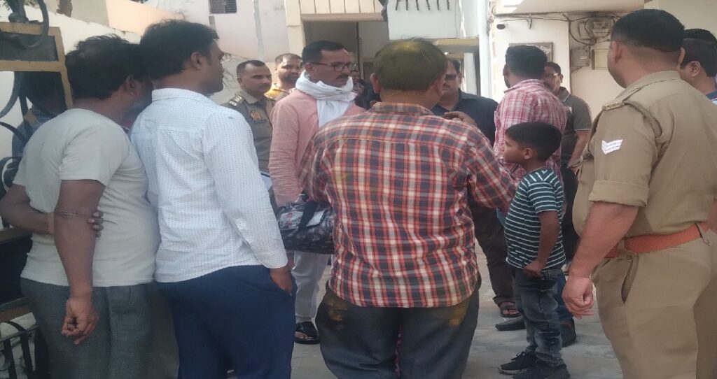 पत्नी की बेरहमी से हत्या करने के बाद पहुंचा थाने