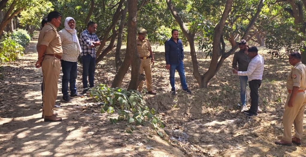 परीक्षा देकर वापस लौट रही छात्रा का अाम के बाग में मिला शव