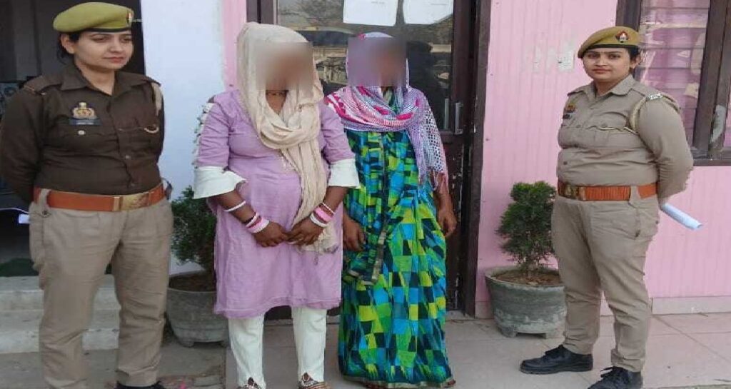टेम्पों में बैठक कर महिलाओं की गहना उड़ाने वाली दो गिरफ्तार