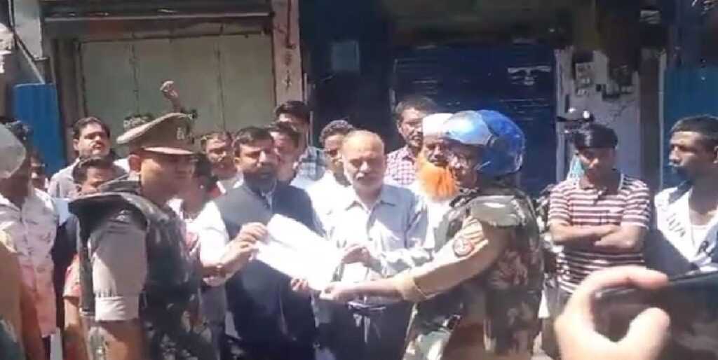 उदयगंज चौराहा व चौक में नई शराब की दुकान खुलने से आक्रोश, सड़क पर उतर लोग