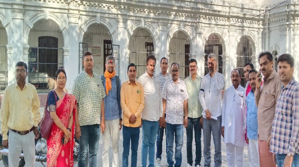बलिया:पुरानी पेंशन बहाली को लेकर प्रदर्शन, शिक्षकाें ने बांधी काली पट्टी