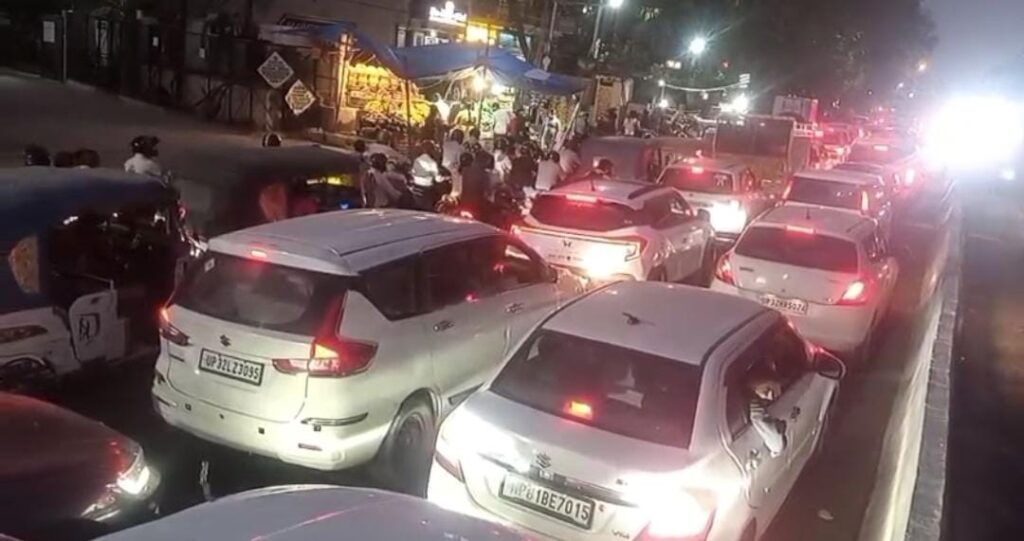 इकाना स्टेडियम के पास भीषण जाम, आईपीएल मैच से पहले ट्रैफिक व्यवस्था फेल