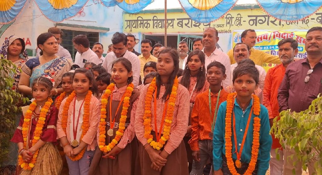 प्रवेश उत्सव एवं विदाई समारोह का आयोजन में बच्चों ने दी मनमोहक प्रस्तुति
