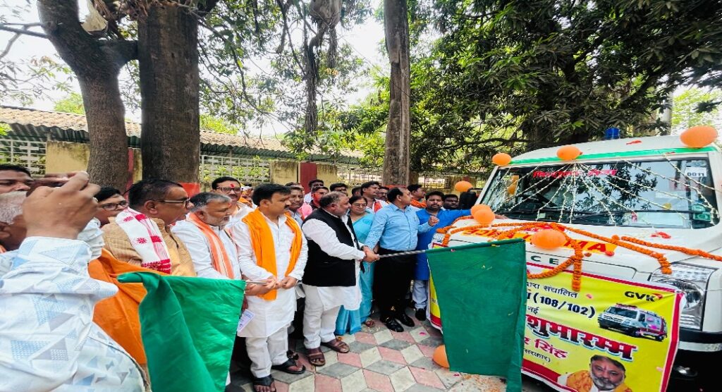 बलिया को मिलीं 27 एम्बुलेंस, मंत्री दयाशंकर ने दिखाई हरी झंडी