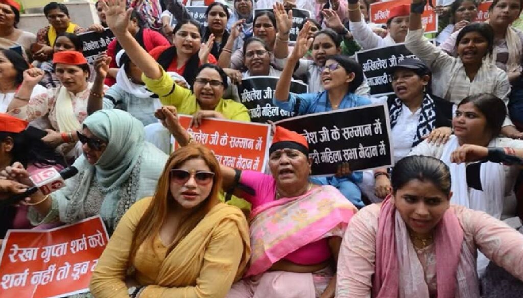 दिल्ली सीएम के बयान पर सपा का प्रदर्शन, 6 नामजद और 25 अज्ञात पर केस