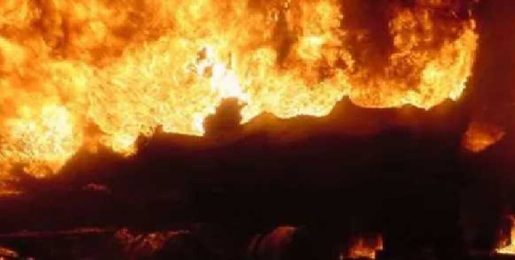 अवैध पटाखा फैक्ट्री में भीषण विस्फोट, चार बच्चों समेत आठ की मौत