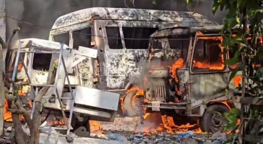 सामुदायिक स्वास्थ्य केंद्र मोहनलालगंज में लगी आग, कई वाहन जलकर खाक
