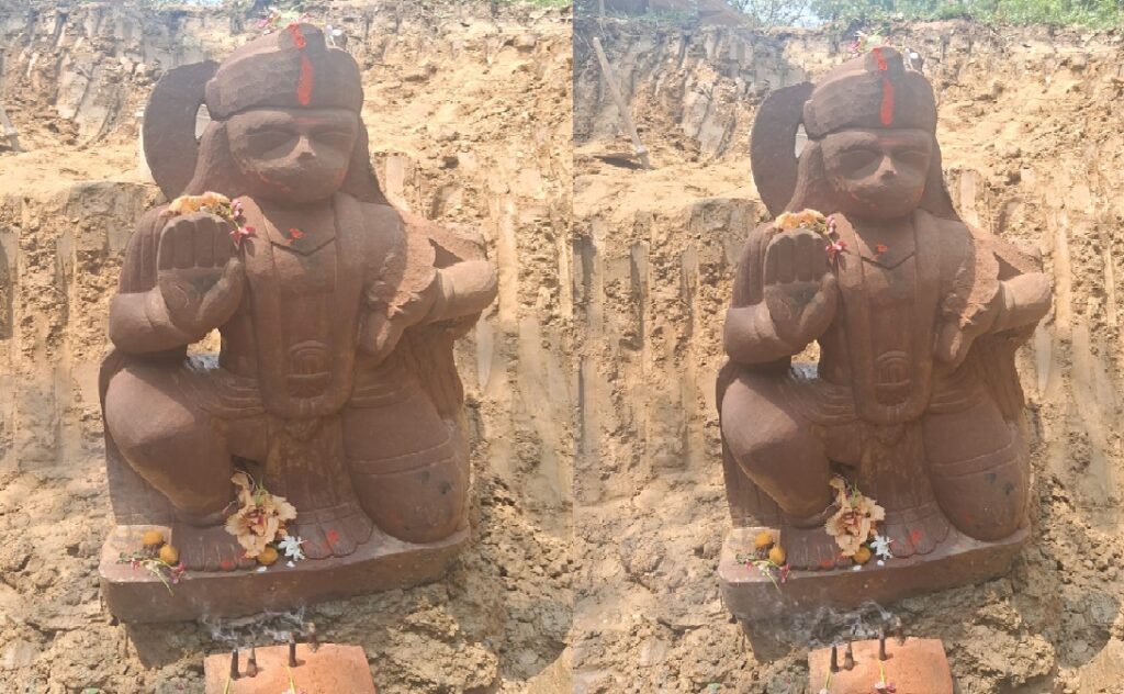 गड्ढा खुदते ही ज़मीन से निकले बजरंगबली, गांव में लगा आस्था का मेला
