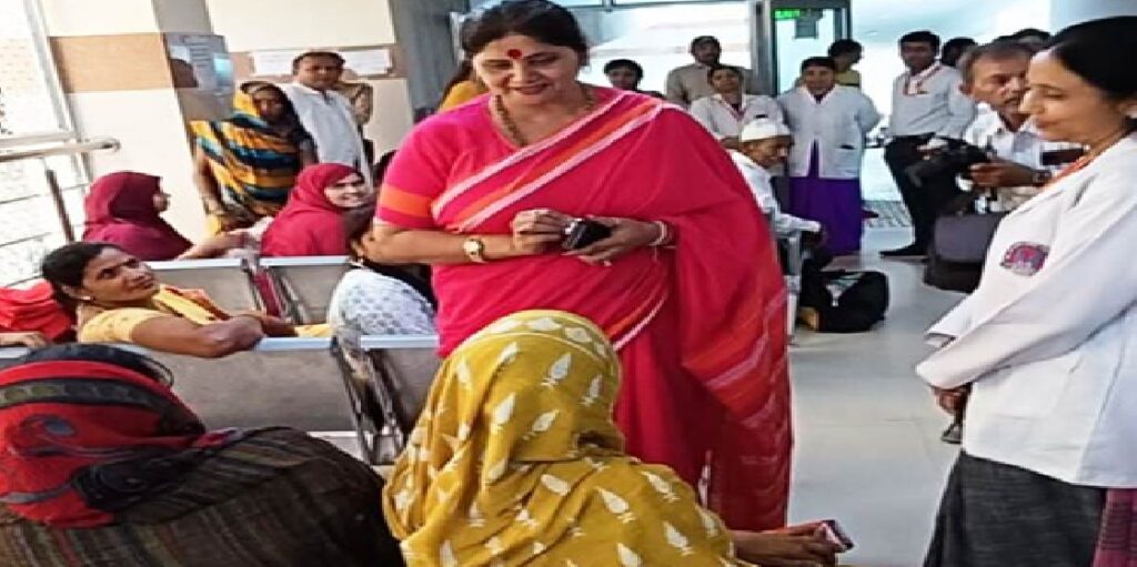 महिला आयोग की अध्यक्ष ने मातृ एवं शिशु रेफरल चिकित्सालय (लोहिया) का किया निरीक्षण
